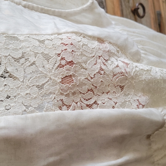 Miss Me cream LG lace sheer back top.  Chain neck, sheer over top sides/back - Picture 8 of 9